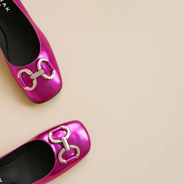 Ballerinas with flat heels and bows in fushia metallic leather