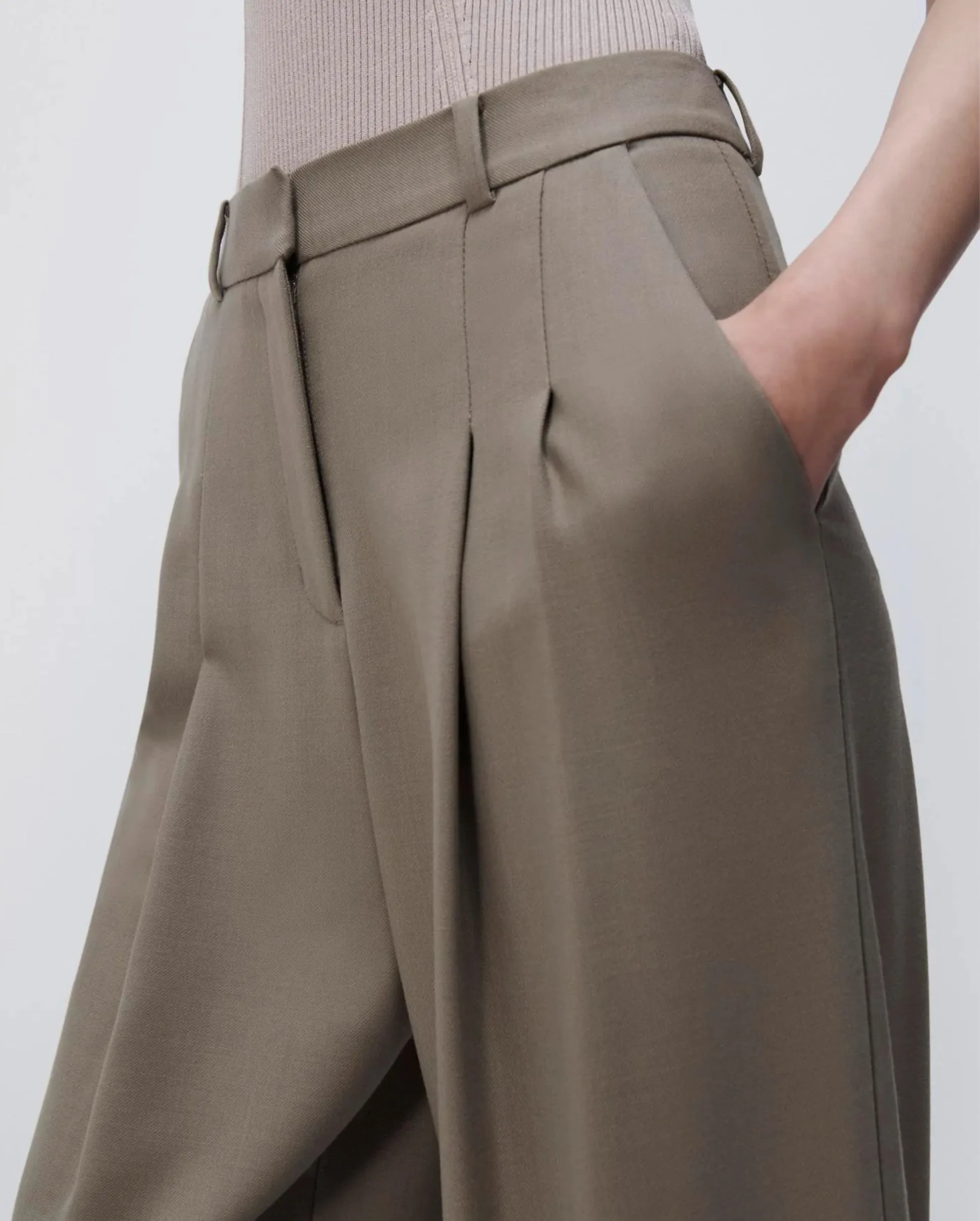 Felice twill trousers with pleats in willow green