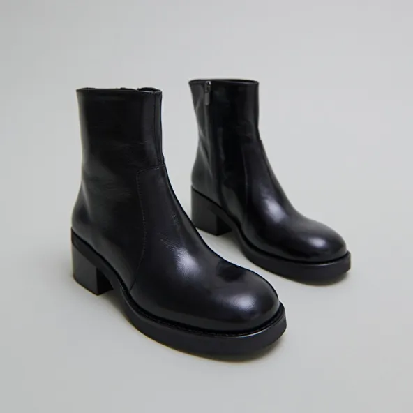 Lowboots with heels in black distressed leather