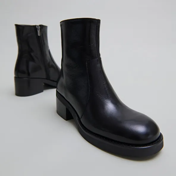 Lowboots with heels in black distressed leather