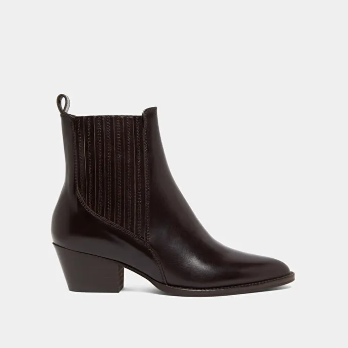 Lowboots with small beveled heels and elastics in dark brown leather