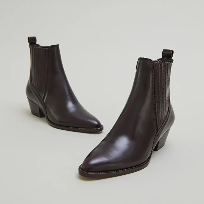 Lowboots with small beveled heels and elastics in dark brown leather