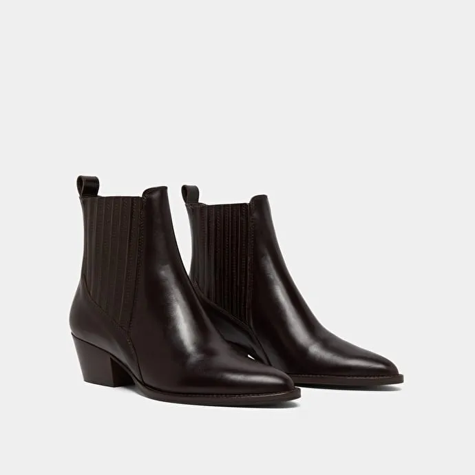 Lowboots with small beveled heels and elastics in dark brown leather