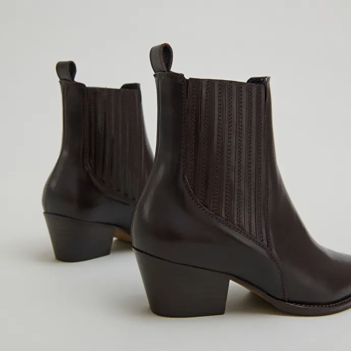 Lowboots with small beveled heels and elastics in dark brown leather