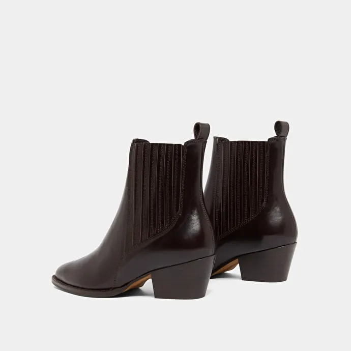 Lowboots with small beveled heels and elastics in dark brown leather