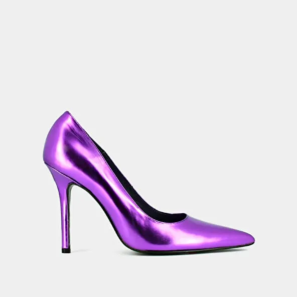 Pointed toe pumps and heels in purple metallic leather