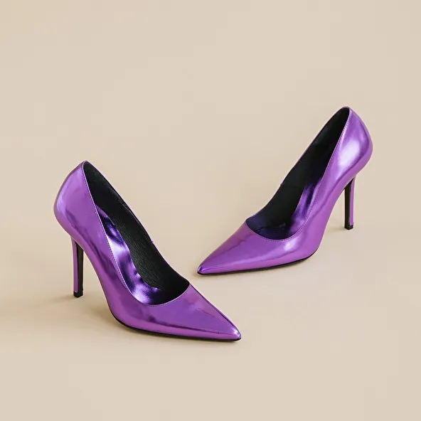 Pointed toe pumps and heels in purple metallic leather