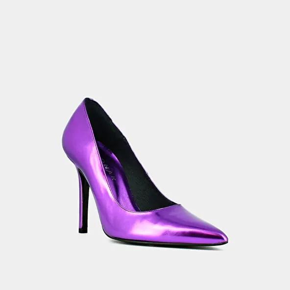 Pointed toe pumps and heels in purple metallic leather