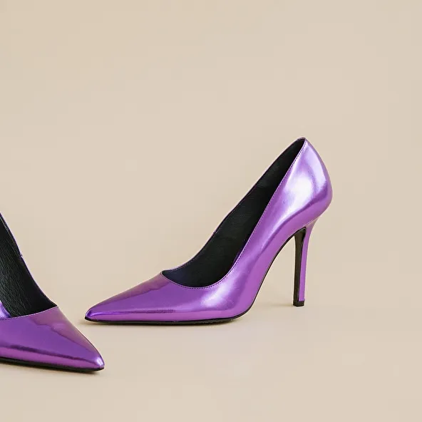 Pointed toe pumps and heels in purple metallic leather