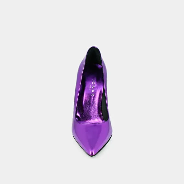 Pointed toe pumps and heels in purple metallic leather