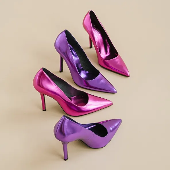 Pointed toe pumps and heels in purple metallic leather