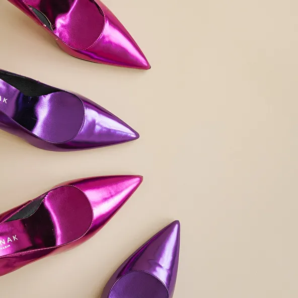 Pointed toe pumps and heels in purple metallic leather